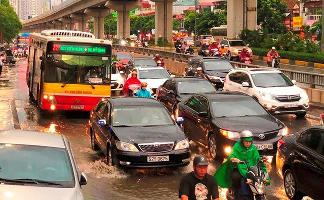 Đường Hà Nội ngập nước, ùn tắc trong chiều 30/8 - Ảnh 4.