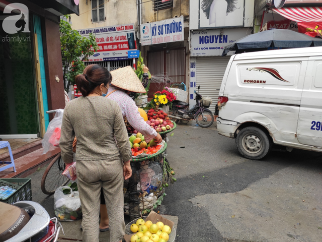 Chùm ảnh những hàng ăn, cửa tiệm vắng hoe khách, người dân thì bịt khẩu trang kín mít vì sợ nhiễm thủy ngân sau vụ cháy khu xưởng Rạng Đông - Ảnh 5.