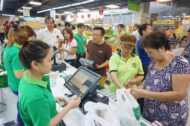 Ngày đầu nghỉ lễ 2/9: Siêu thị đông ngẹt, thực phẩm nhảy giá - Ảnh 1.