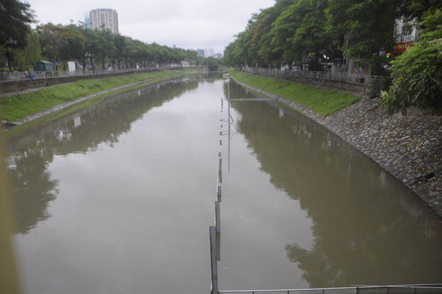 Mưa lớn, khu đặt bảo bối của Nhật làm sạch sông Tô Lịch chìm nghỉm - Ảnh 1.