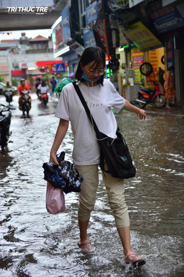  Hà Nội: Nhiều nơi ngập sâu, người dân chật vật vượt biển nước - Ảnh 13.