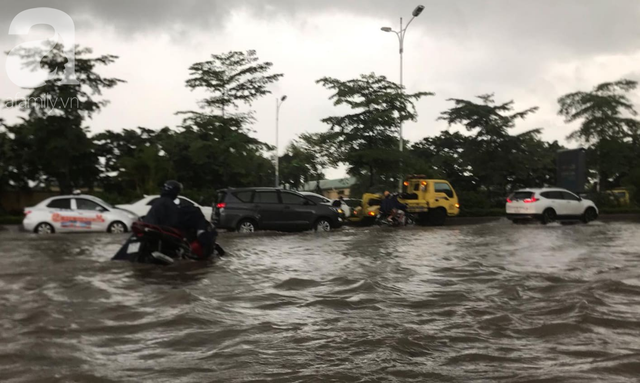 Hà Nội: Ngập úng xảy ra khắp nơi, người dân bì bõm lội nước, dịch vụ sửa xe lưu động kiếm tiền triệu sau bão số 3 - Ảnh 4.