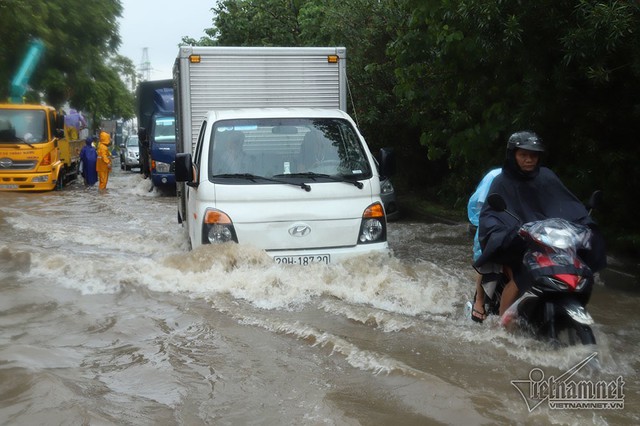 Xế hộp vượt lũ, người người đắp đê trên đại lộ hiện đại nhất Việt Nam - Ảnh 5.