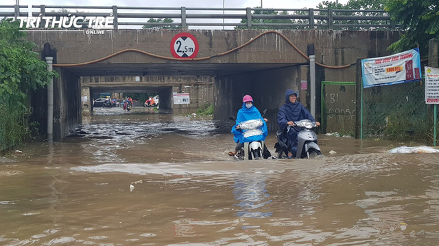  Hà Nội: Nhiều nơi ngập sâu, người dân chật vật vượt biển nước - Ảnh 4.