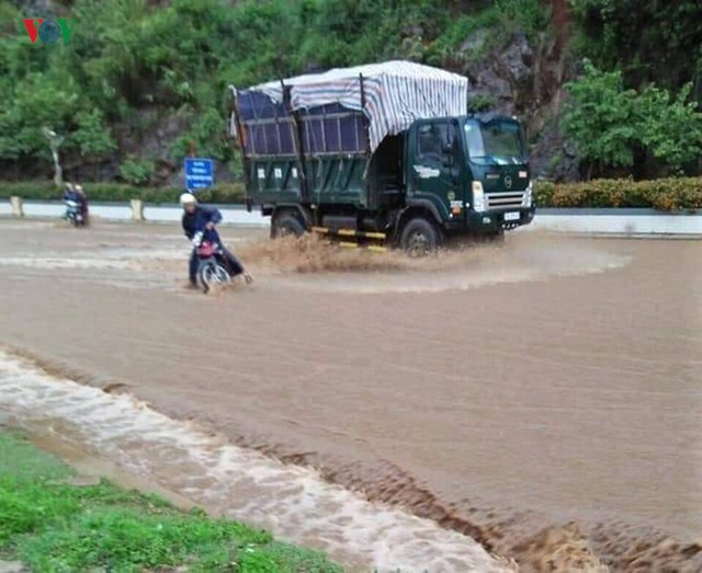 Người dân Mộc Châu, Vân Hồ (Sơn La) thức trắng đêm chạy lũ - Ảnh 5.