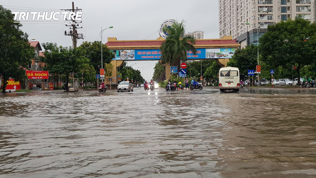  Hà Nội: Nhiều nơi ngập sâu, người dân chật vật vượt biển nước - Ảnh 5.