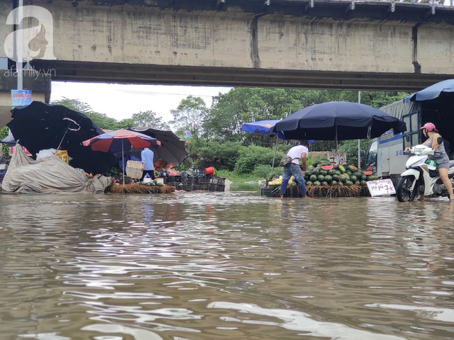 Hà Nội: Ngập úng xảy ra khắp nơi, người dân bì bõm lội nước, dịch vụ sửa xe lưu động kiếm tiền triệu sau bão số 3 - Ảnh 7.