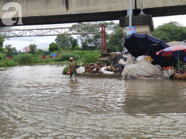 Hà Nội: Ngập úng xảy ra khắp nơi, người dân bì bõm lội nước, dịch vụ sửa xe lưu động kiếm tiền triệu sau bão số 3 - Ảnh 8.