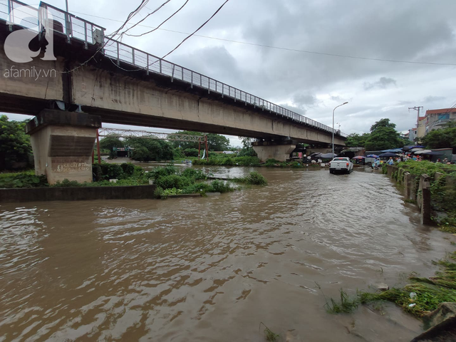 Hà Nội: Ngập úng xảy ra khắp nơi, người dân bì bõm lội nước, dịch vụ sửa xe lưu động kiếm tiền triệu sau bão số 3 - Ảnh 9.