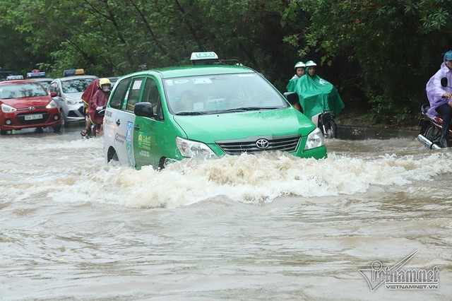 Xế hộp vượt lũ, người người đắp đê trên đại lộ hiện đại nhất Việt Nam - Ảnh 11.