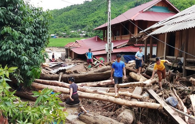 Cận cảnh bản làng tan hoang nơi 17 người bị lũ dữ cuốn trôi, 12 người mất tích  - Ảnh 1.