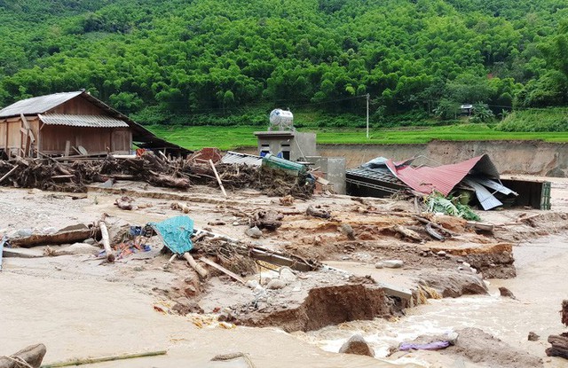 Cận cảnh bản làng tan hoang nơi 17 người bị lũ dữ cuốn trôi, 12 người mất tích  - Ảnh 2.