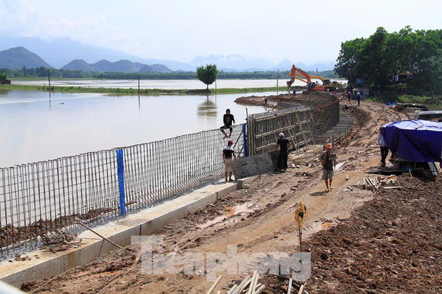 Cận cảnh đê bê tông đang gấp rút hoàn thành để ngăn lụt cho Hà Nội - Ảnh 2.