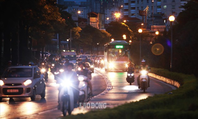 Bất chấp xử phạt, loạt phương tiện vẫn vô tư đi ngược chiều, lấn làn BRT - Ảnh 11.