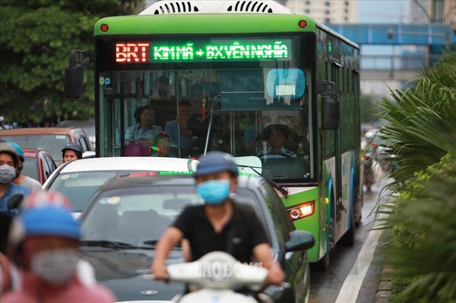 Bất chấp xử phạt, loạt phương tiện vẫn vô tư đi ngược chiều, lấn làn BRT - Ảnh 3.