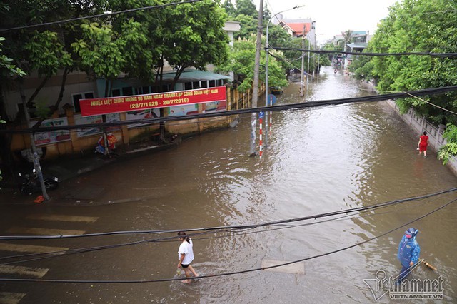 Cảnh khó tin của hàng trăm hộ dân Hà Nội sau 3 ngày mưa bão - Ảnh 24.
