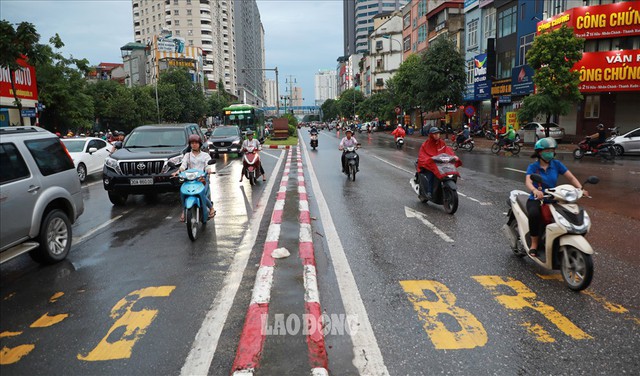 Bất chấp xử phạt, loạt phương tiện vẫn vô tư đi ngược chiều, lấn làn BRT - Ảnh 4.