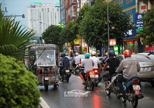 Bất chấp xử phạt, loạt phương tiện vẫn vô tư đi ngược chiều, lấn làn BRT - Ảnh 5.