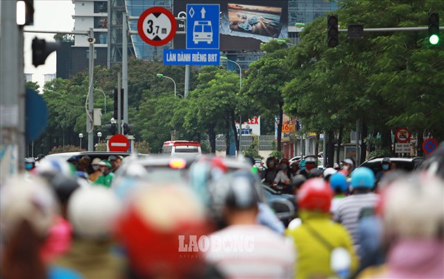 Bất chấp xử phạt, loạt phương tiện vẫn vô tư đi ngược chiều, lấn làn BRT - Ảnh 7.