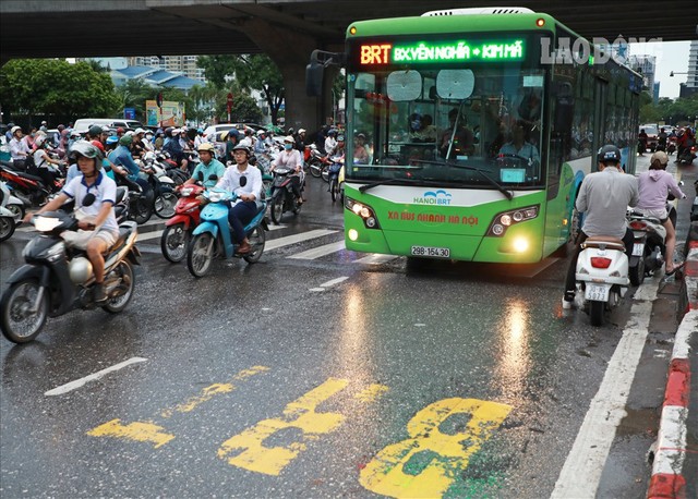 Bất chấp xử phạt, loạt phương tiện vẫn vô tư đi ngược chiều, lấn làn BRT - Ảnh 8.