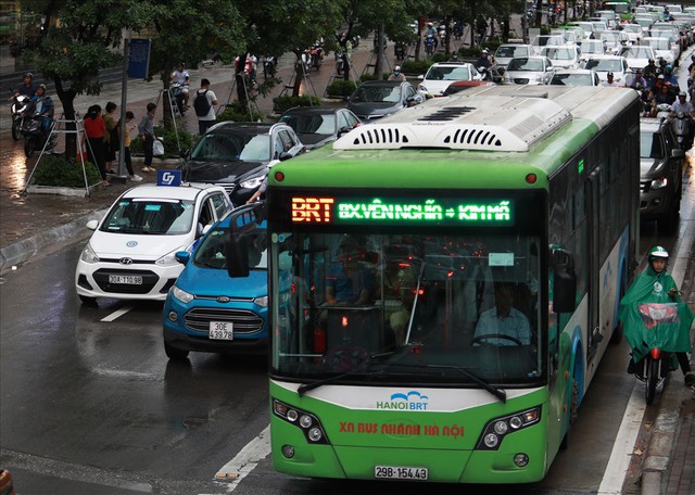 Bất chấp xử phạt, loạt phương tiện vẫn vô tư đi ngược chiều, lấn làn BRT - Ảnh 9.