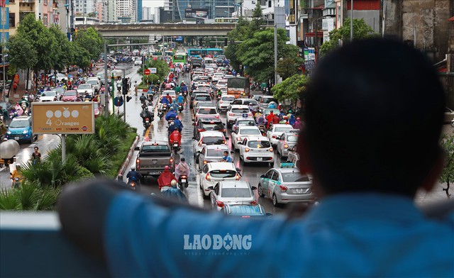 Bất chấp xử phạt, loạt phương tiện vẫn vô tư đi ngược chiều, lấn làn BRT - Ảnh 10.