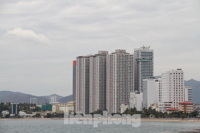 Cao ốc, khách sạn chọc trời đua nhau che mặt biển Nha Trang - Ảnh 1.