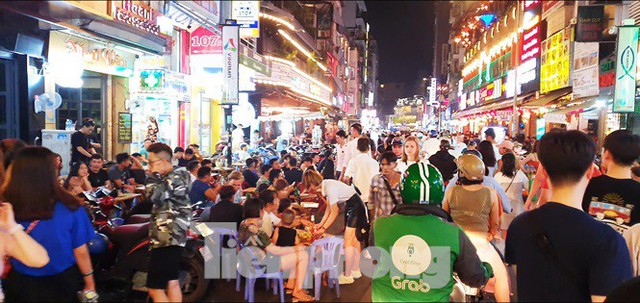 Cận cảnh tình trạng bát nháo trên các tuyến phố đi bộ ở Sài Gòn - Ảnh 4.