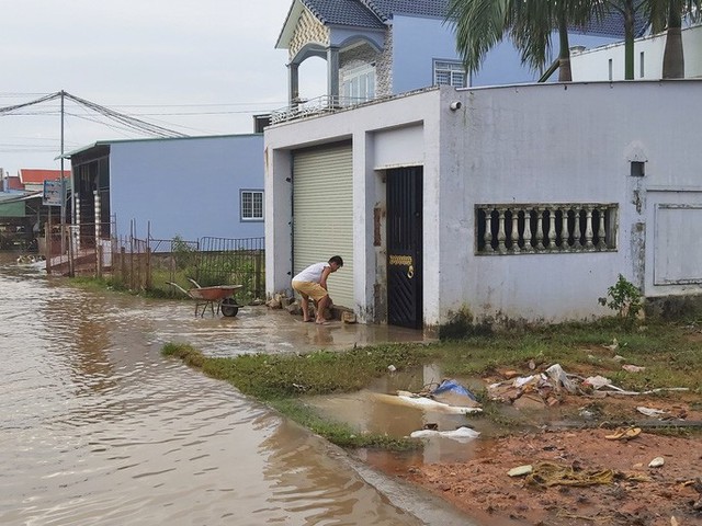  Nước “lũ” rút, nhiều nhà dân ở Phú Quốc tan hoang  - Ảnh 6.