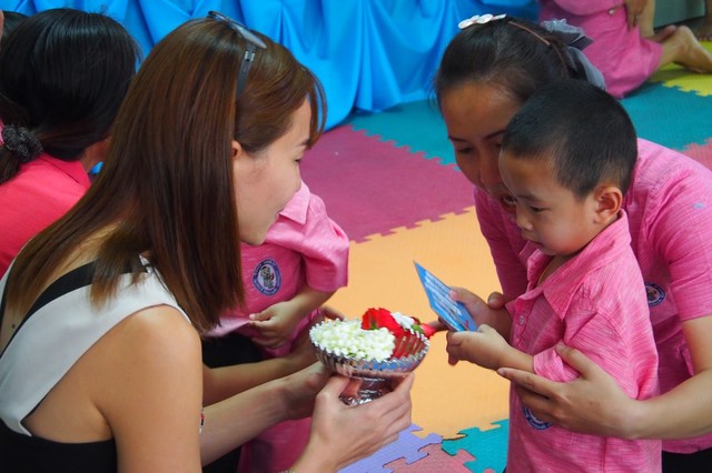 Khi Hoa hậu đội vương miện quỳ lạy cha mẹ: Lòng hiếu thảo của một người con và nét đẹp văn hóa tại đất nước Thái Lan - Ảnh 6.