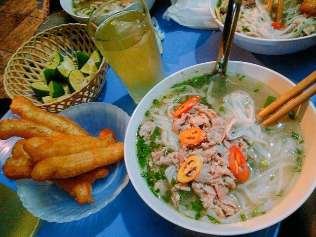 Những hàng ăn ở Hà Nội chỉ mở lúc rạng sáng và nghỉ bán khi mặt trời vừa lên, dù gió rét vẫn tấp nập người qua lại - Ảnh 6.