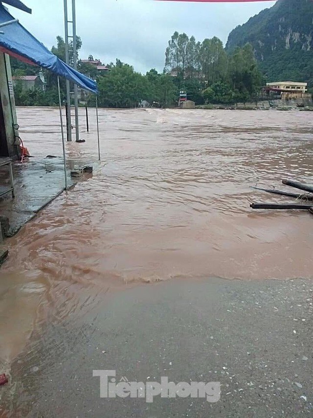 Ngập lụt nhiều nơi, du khách vẫn nườm nượp về Lạng Sơn - Ảnh 2.