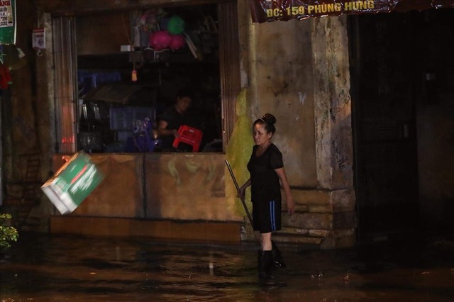 Hà Nội mưa lớn như trút nước, nhiều tuyến phố ngập thành sông - Ảnh 11.