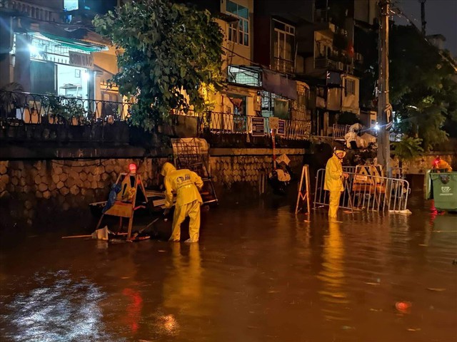 Hà Nội mưa lớn như trút nước, nhiều tuyến phố ngập thành sông - Ảnh 16.