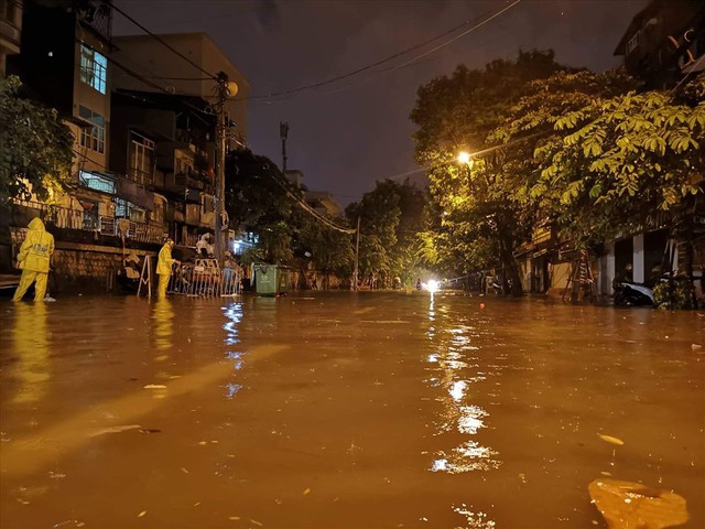 Hà Nội mưa lớn như trút nước, nhiều tuyến phố ngập thành sông - Ảnh 20.