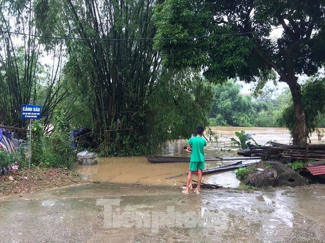 Ngập lụt nhiều nơi, du khách vẫn nườm nượp về Lạng Sơn - Ảnh 3.