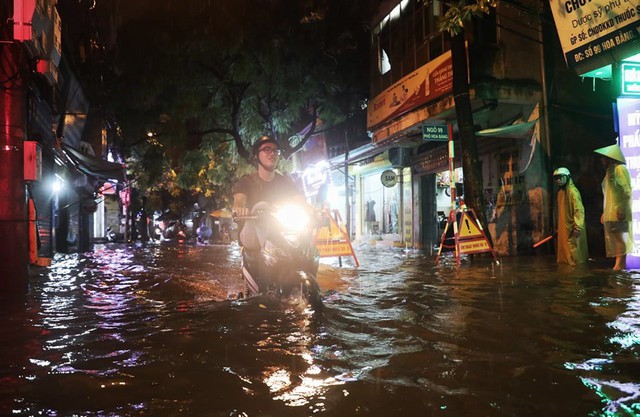 Hà Nội mưa lớn như trút nước, nhiều tuyến phố ngập thành sông - Ảnh 4.