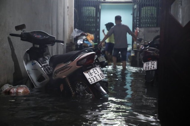 Hà Nội mưa lớn như trút nước, nhiều tuyến phố ngập thành sông - Ảnh 6.