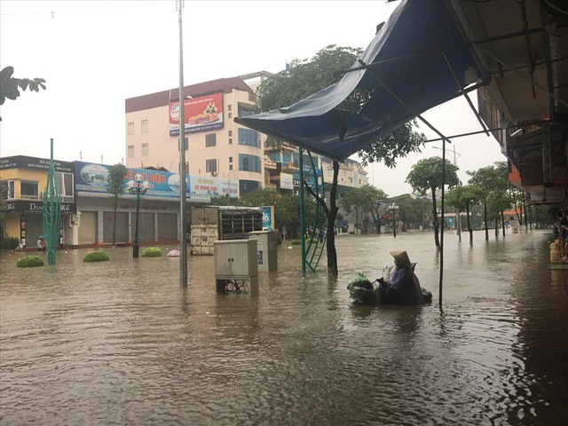 Thái Nguyên mưa lớn, đường biến thành sông, nhà cửa ô tô chìm trong nước - Ảnh 1.