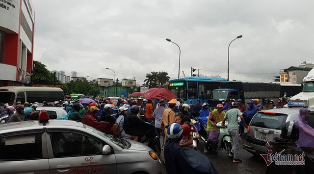 Đường Hà Nội tê liệt, bố mẹ đưa con đi học không nổi đành quay về - Ảnh 2.