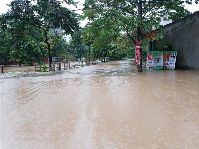 Thái Nguyên mưa lớn, đường biến thành sông, nhà cửa ô tô chìm trong nước - Ảnh 15.