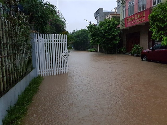 Thái Nguyên mưa lớn, đường biến thành sông, nhà cửa ô tô chìm trong nước - Ảnh 17.