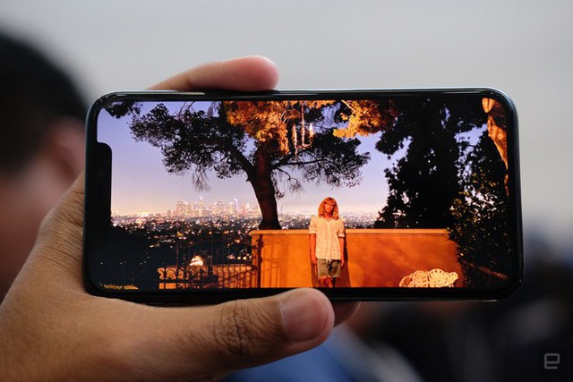 Cận cảnh iPhone 11 Pro và 11 Pro Max: Mặt lưng kính mờ, cụm camera hài hước, không thực sự có nhiều cải tiến - Ảnh 9.