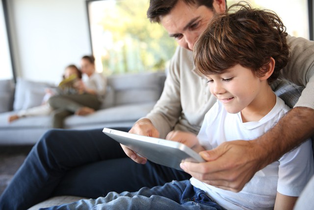 Kỹ năng số 1 chuyên gia ĐH Stanford khuyên dạy nếu muốn trẻ thông minh, nhưng ít cha mẹ nào làm được: Phụ huynh Việt hay cho con chơi iPad, iPhone nên biết! - Ảnh 2.