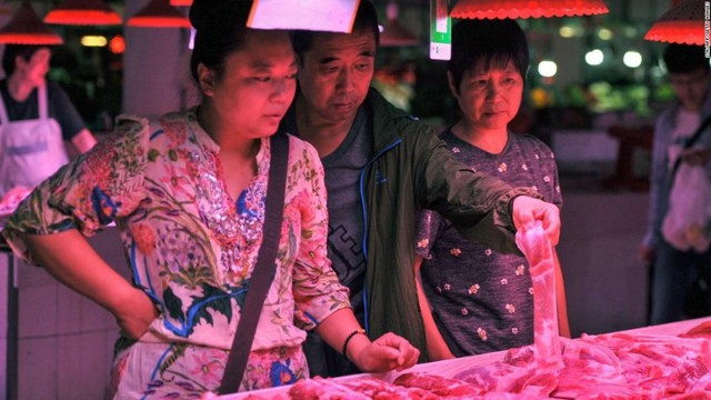Mở kho thịt lợn đông lạnh quý giá, Trung Quốc vẫn khó lòng hạ nhiệt cơn khủng hoảng thịt lợn - Ảnh 1.
