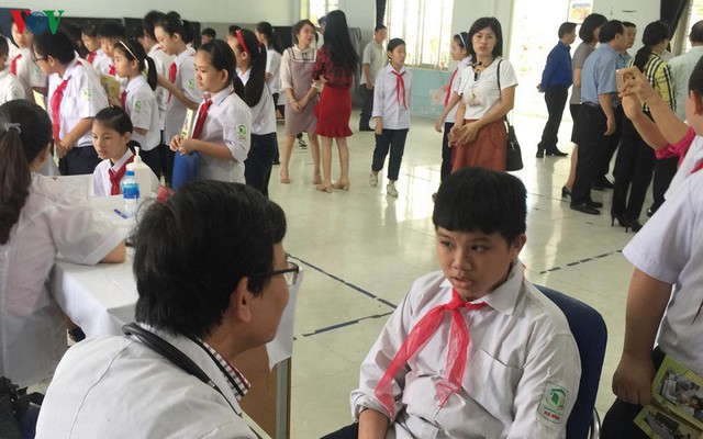 Vụ cháy Rạng Đông: Các trường kiểm tra sức khỏe tổng quát cho học sinh - Ảnh 1.