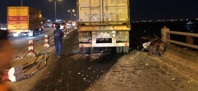  Hà Nội: Container tông hàng loạt xe máy, 1 người bay xuống sông Hồng - Ảnh 2.
