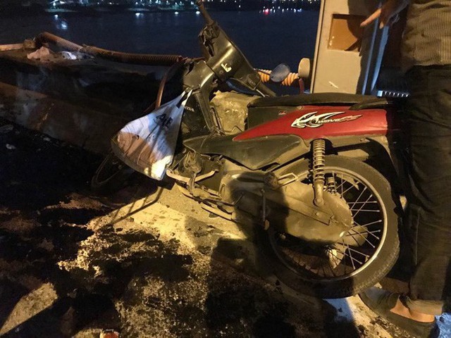 Hiện trường vụ tai nạn xe container tông hàng loạt xe máy, 1 người bay xuống sông Hồng - Ảnh 2.