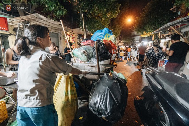 Trung thu đi qua để lại bãi rác siêu to khổng lồ ở khu chợ truyền thống Hà Nội - Ảnh 9.