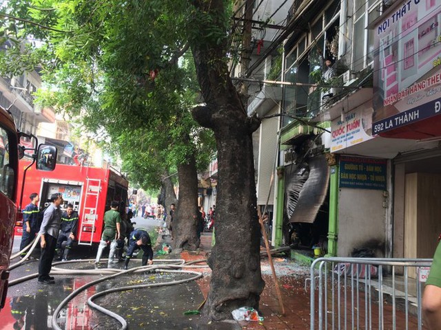 Cháy lớn cửa hàng trên đường La Thành, nhiều người nhảy xuống thoát thân  - Ảnh 2.